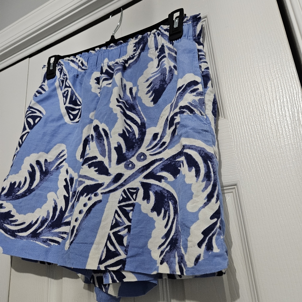 NWT: Womens H&M Floral Pull On Shorts - Medium